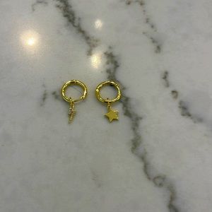 I am selling earrings that are gold